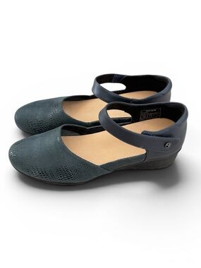 NWOB Revere Osaka Mary Jane’s Navy Lizard Sapphire Blue Leather Size 8
